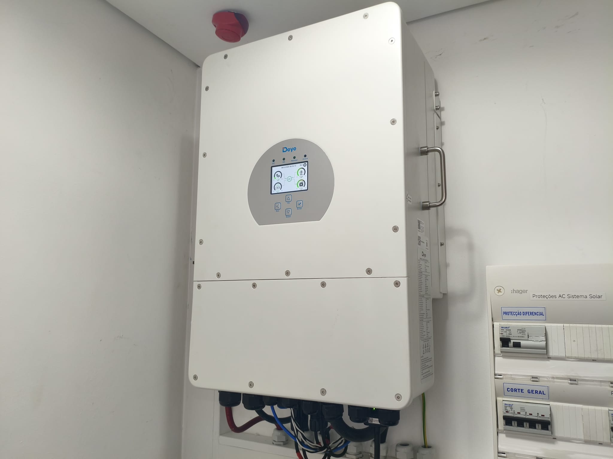Inversor Deye instalado em parede
