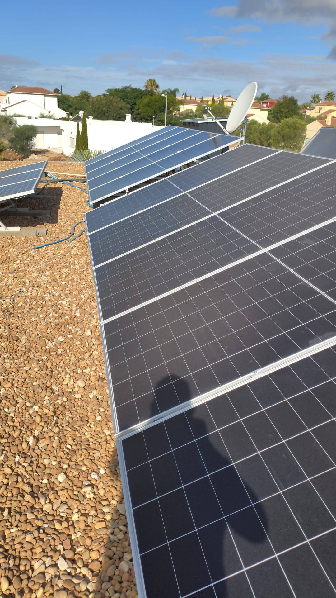 Painéis solares instalados em telhado